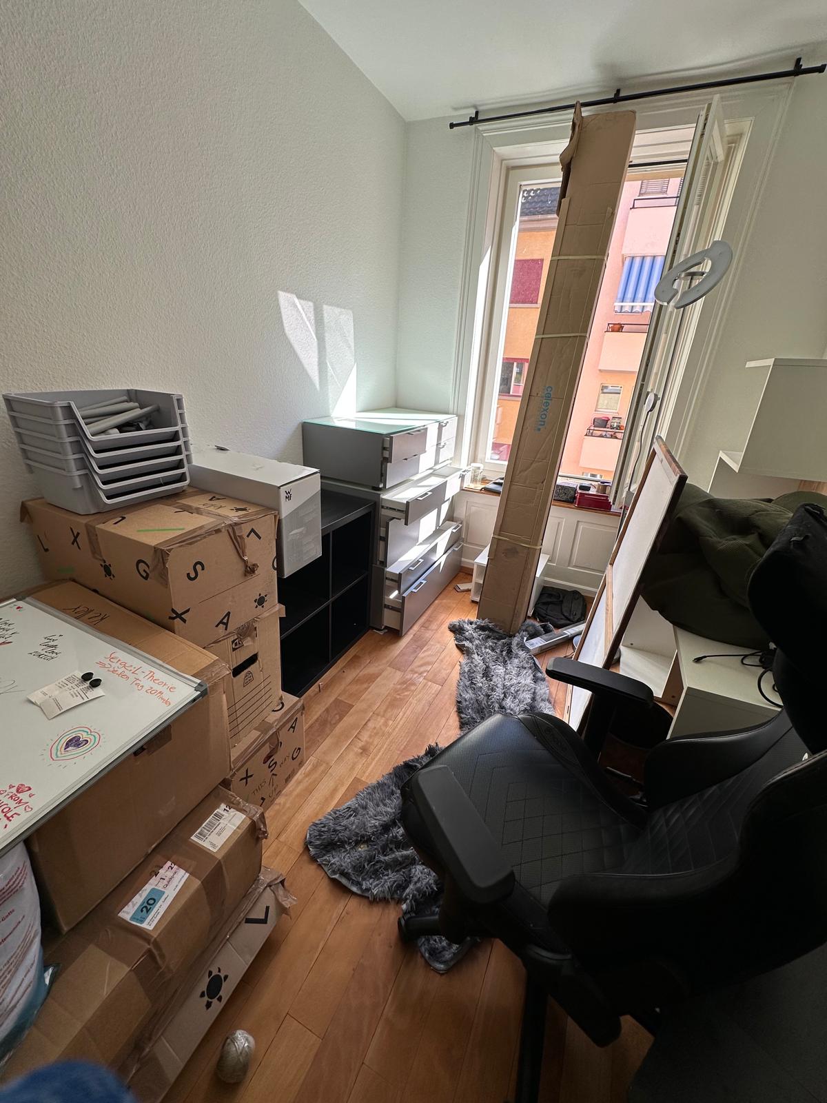 Professionelle Entrümpelung und Räumung von Wohnräumen durch das Moventum-Team in Zürich.