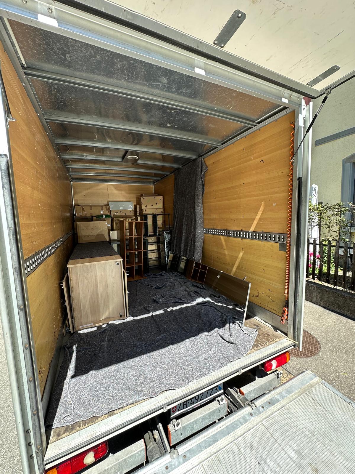Sorgfältig geschützte Möbel im Transporter für eine fachgerechte Entsorgung und Räumung durch Moventum in Zürich.